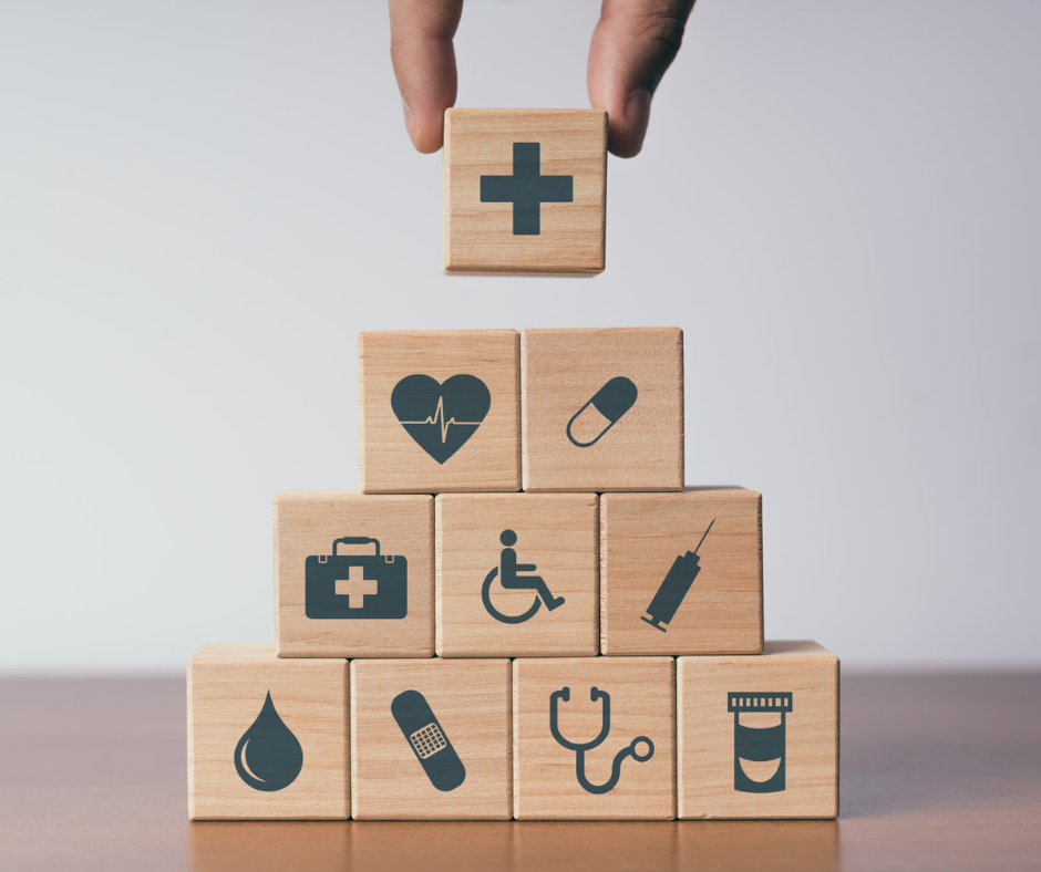 Bausteine mit Gesundheitssymbolen gestapelt